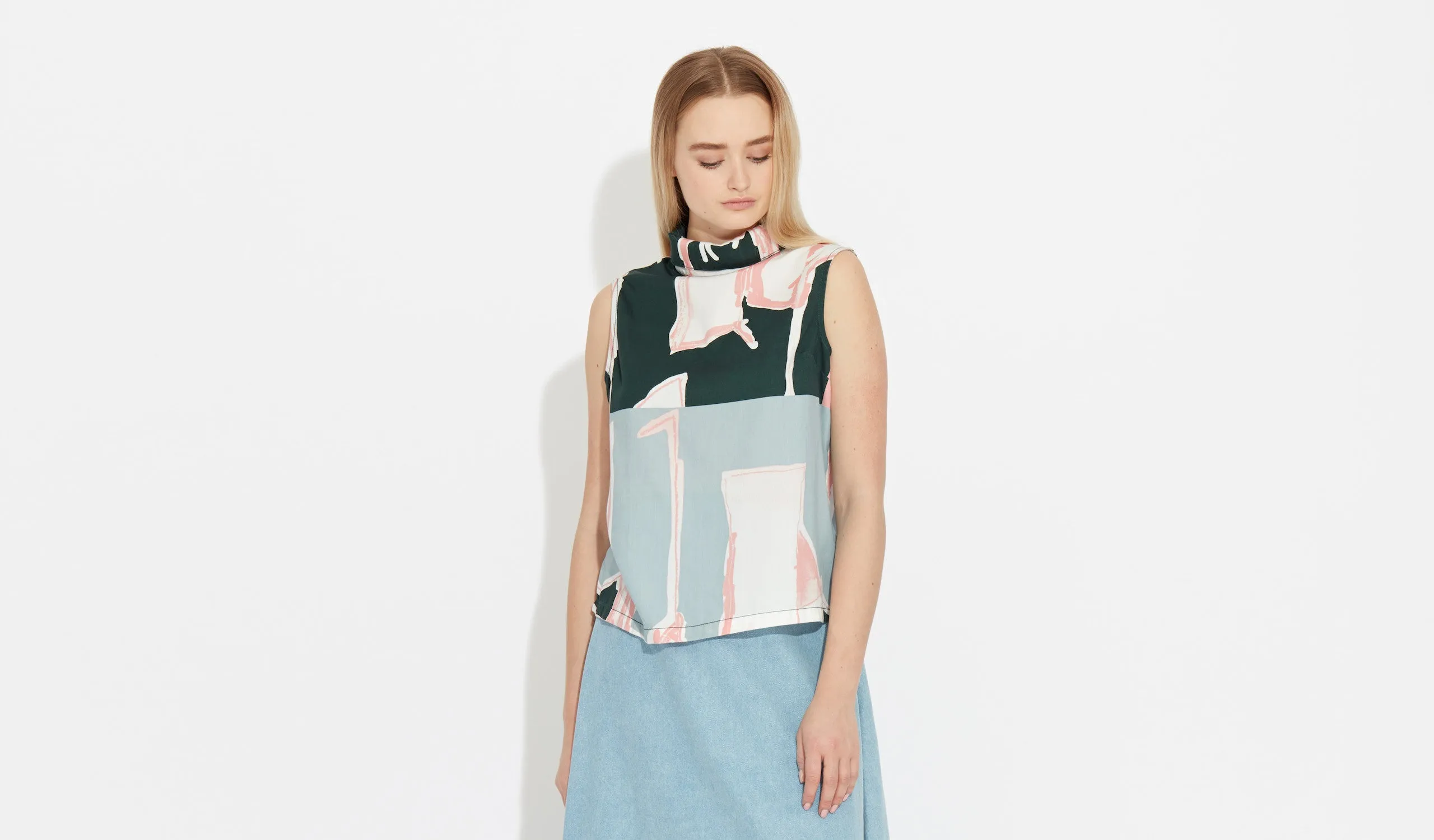 Eleni | Broken-Line-Print - Funnel Neck Top